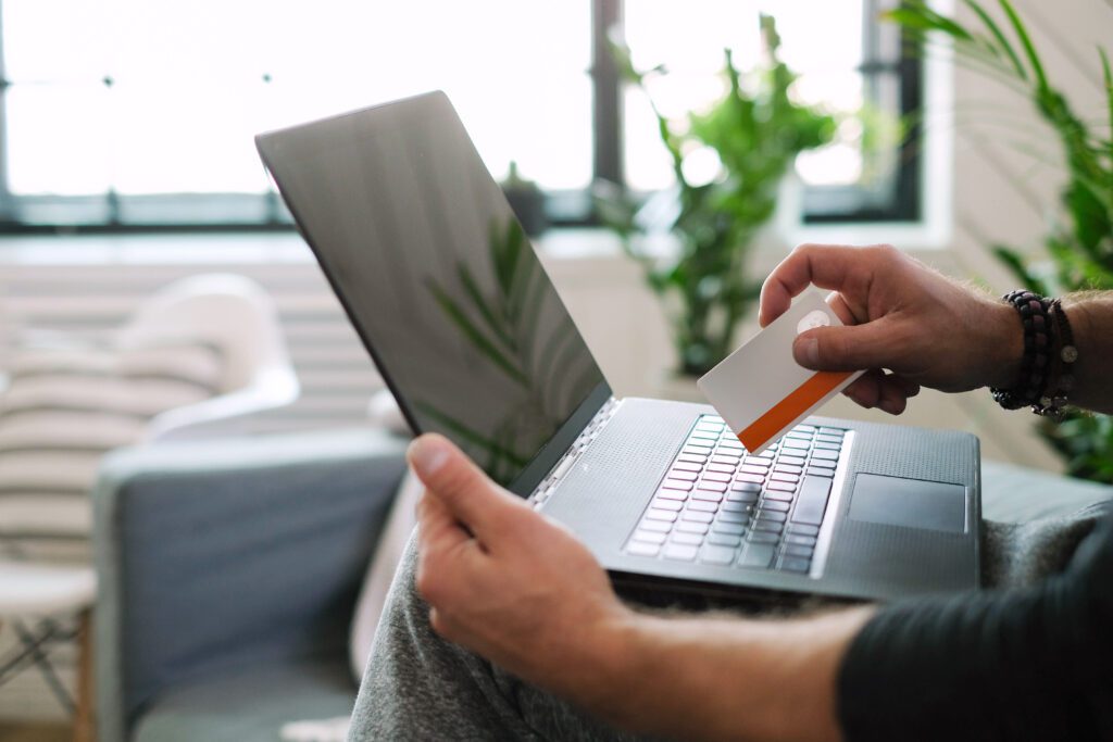 Homem fazendo compra online em notebook